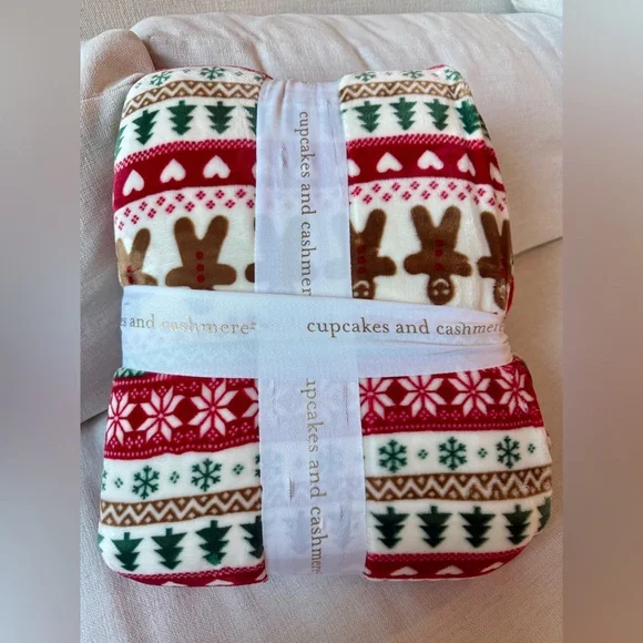 Cupcakes & Cashmere Festive Christmas Holiday Plush Blanket - Picture 3 of 4
